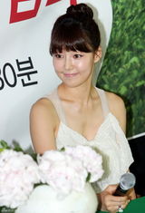 幻灯：韩星韩智慧举行个人随笔集发行纪念会