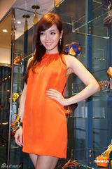 高清组图：侯佩岑娇俏代言 谈造人称顺其自然