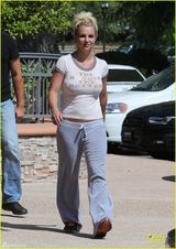 组图：布兰妮豪乳粗腿 胸前写越大越好