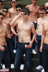 组图：亚洲先生闹市裸身宣传 热门选手大秀腹肌
