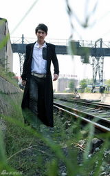 组图：何明翰拍帅气写真解读型男魅力