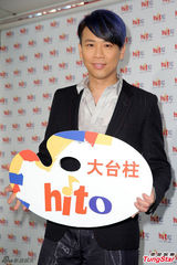 组图：陶喆黑色西服帅气亮相 现场不会写中文