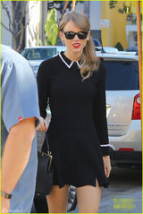 组图：斯威夫特超短连衣裙扮少女 红唇艳丽