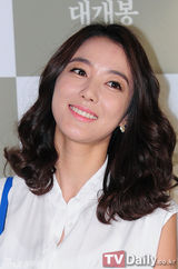 组图：韩彩英等亮相韩片《白瓷之人》试映会