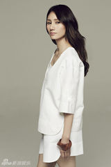 组图：袁泉清雅白衣写真韵味独特似空谷幽兰