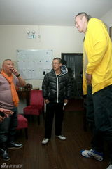 组图：增爱基金答谢相声晚会 汪小菲捧场郭德纲