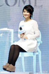 组图：Selina复出代言白裙黑丝袜亮相