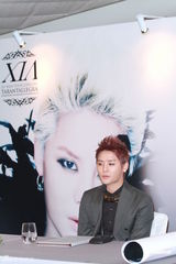 组图：金俊秀即将唱响香江 期待购物欣赏海景