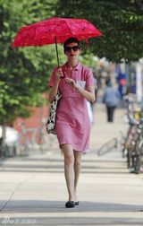 组图：安妮-海瑟薇变身“粉红”格子控