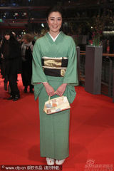 幻灯图：《孩子们没事》首映 朱丽安-摩尔黑裙性感