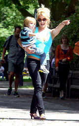 组图：盘点布兰妮与儿子温馨瞬间