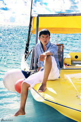 组图：郭家铭展文艺青年新海滩风