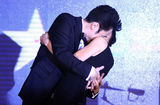 组图：吴秀波张歆艺大秀舞技 台前表演情侣接吻