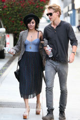 高清组图：凡妮莎-哈金斯街拍牛仔拼接裙搭黑帽