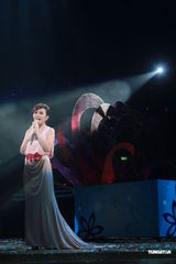 组图：梁静茹银白短裙开唱 送亲笔签名纸飞机