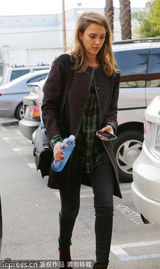 组图：阿尔芭时尚秋装出镜 低头看手机面无表情