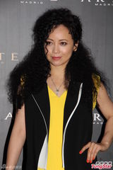 组图：邓萃雯爆炸头走秀 陈法蓉向海岚同场