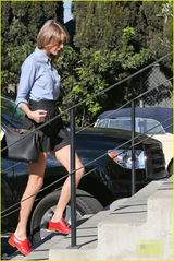 组图：斯威夫特与妈妈逛街 变身学院风清纯妹子