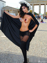 组图：艳星米开拉万圣节造型 豪乳流血嘴角开裂