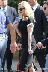 组图：《W.E》发布会 导演麦当娜现身霸气十足