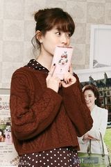 组图：韩星韩孝珠举办签名会 现场赠光棍节饼干