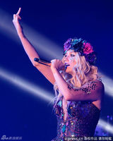 组图：Ke$ha原始人造型开唱 头顶花环脸贴亮片