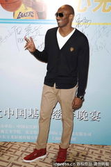 组图：科比上海行潮范儿十足 与许晴热聊