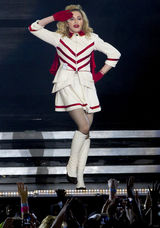 组图：麦当娜挑逗肌肉男上演致命诱惑