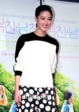 组图：桂纶镁赴韩宣传影片《女朋友男朋友》