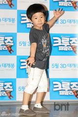 组图：金成柱携儿子出席《克鲁德一家》试映会