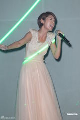 组图：杨丞琳新歌发表变熟女 耗资300万打造记者会