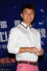 组图：李小璐恢复苗条热裤秀腿 揽贾乃亮做公益