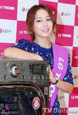 组图：韩星李珉廷亮相粉丝签名会 气质脱俗