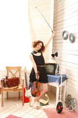 组图：新版杜拉拉焦俊艳潮搭出镜甜美日系风