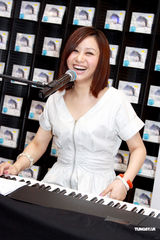 幻灯图：蓝又时深V上阵秀事业线 遭粉丝强抱心情好