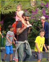 组图：贝克汉姆携子女出游 小七娇坐老爸肩