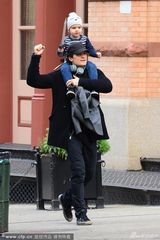 组图：奥兰多让萌子骑大马 小弗林舞剑变小勇士