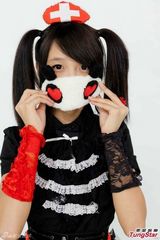 组图：许雅涵为黄金周疏导交通 转战微电影拍摄