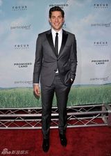 组图：马特-达蒙携妻亮相《应许之地》纽约首映