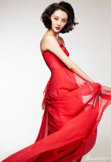 组图：甘露曝杂志大片 透视花瓣裙透露冷艳性感