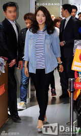 组图：朴信惠出席签名会 牛仔衬衣展干练风