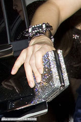 组图：赫敏改风格走性感猫步 深V短裙秀酥胸险走光