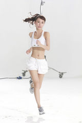 组图：刘心悠任健康大使 首次以露腰造型登场