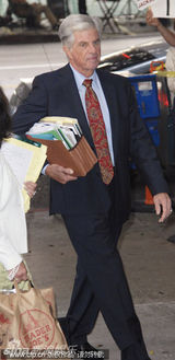 组图：杰克逊案四审家人到场 粉丝举牌望法庭公正