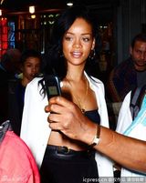 组图：蕾哈娜内衣外穿赶赴纹身会所 粉丝激动献花