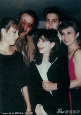 组图：德普30年前结婚照曝光 被亲友塞蛋糕整惨