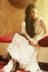 组图：张辛苑烈焰红唇造型亮相 复古装娇媚动人