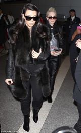 组图：卡戴珊奢华皮草遮孕肚 踩高跟鞋酷劲十足