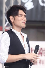 组图：杨宗纬歌迷送养声妙方 不怕与萧敬腾比较