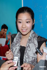 组图：王浩信生日上演舞台剧 女友送旅行箱计划出游